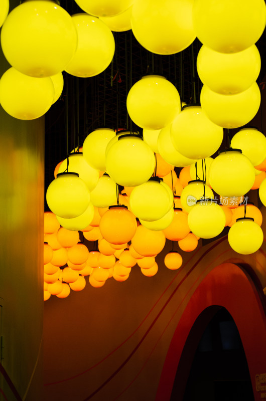 屋顶上挂着许多橙色和黄色的灯球
