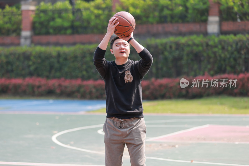 在篮球场打篮球的年轻人