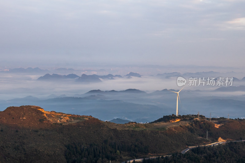 山间风力发电机与云海景观