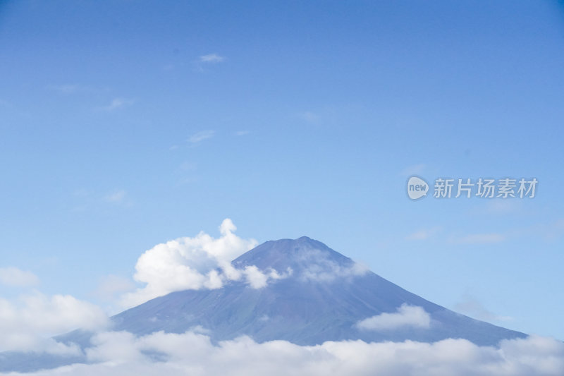 日本山梨县富士山河口湖夏天宁静的湖光山色