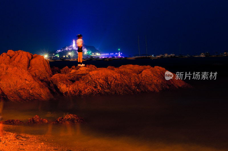 夜色中的青岛小青岛景区