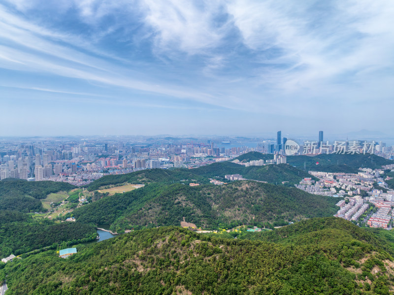 从莲花山观景台俯瞰大连城市