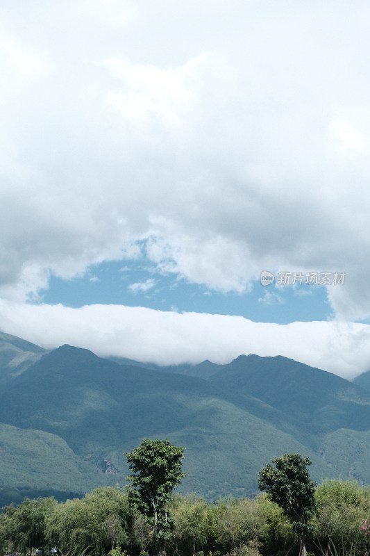 云雾缭绕的青山自然风光全景