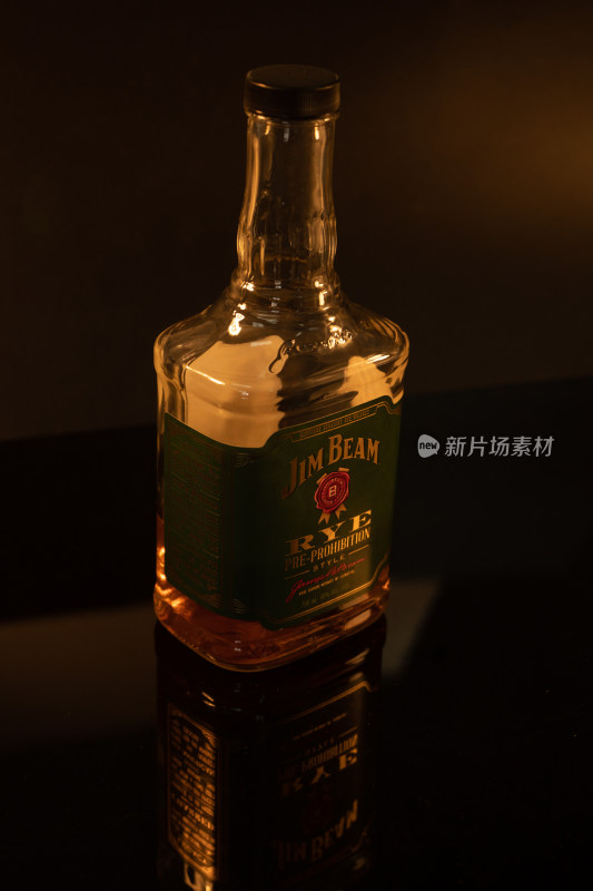 黑暗背景中的玻璃酒瓶