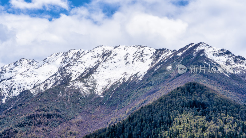 四川阿坝四姑娘山附近的雪山