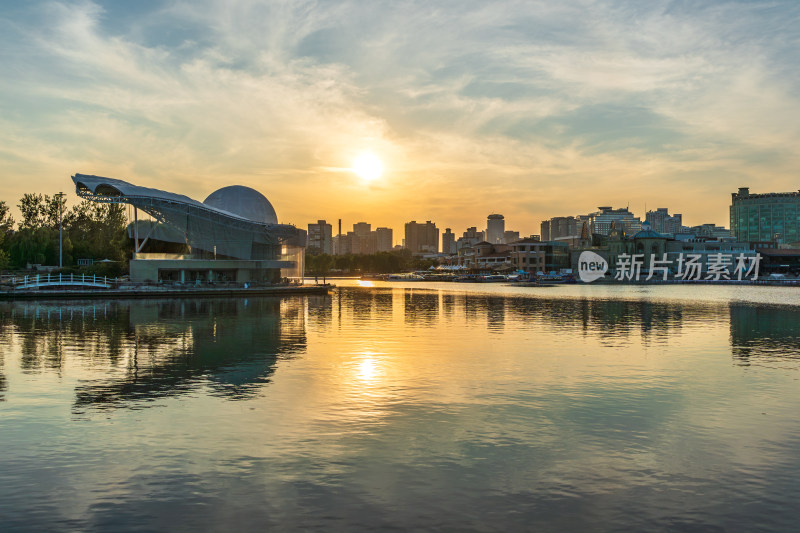 北京朝阳公园湖畔夕阳风光