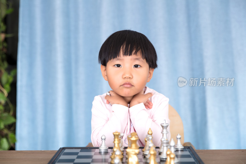 中国小姑娘在学习国际象棋