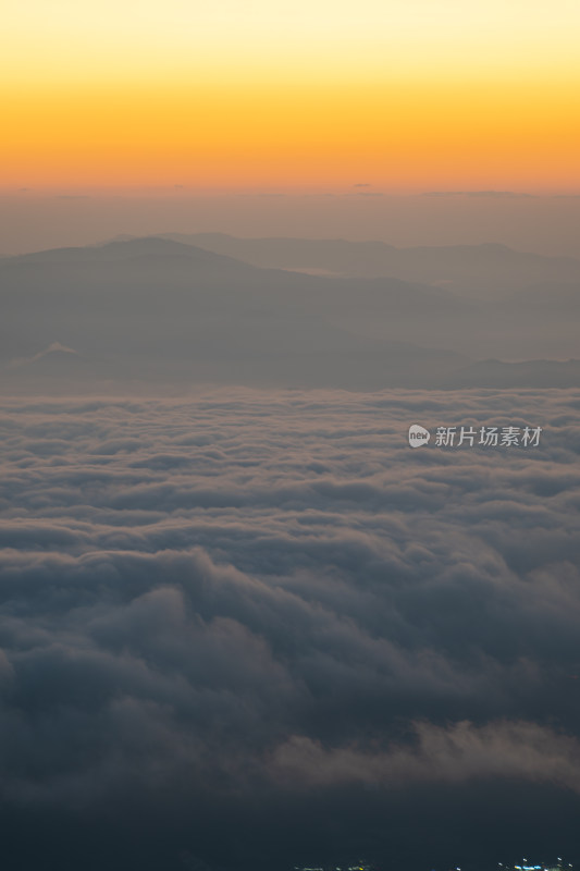 山之间的云海