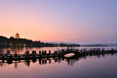 杭州西湖长桥公园夜景