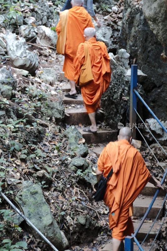 老挝万荣僧侣户外行走场景