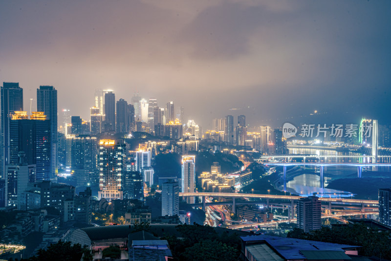 重庆雾霭下灯火璀璨的现代化城市夜景