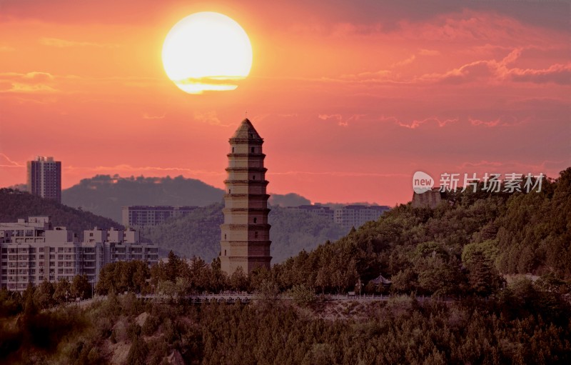 夕阳下延安宝塔山古塔与城市建筑景观