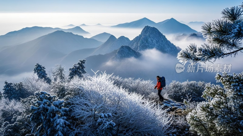 雪后雾凇山间徒步的背包客