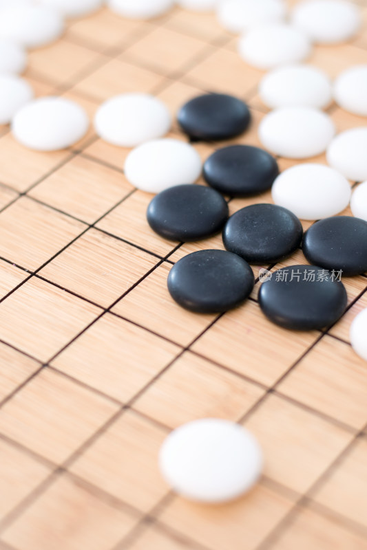 棋盘上摆好的围棋棋子