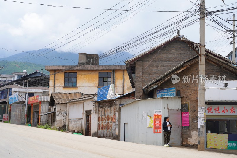 乡村街道边的老旧建筑与行人