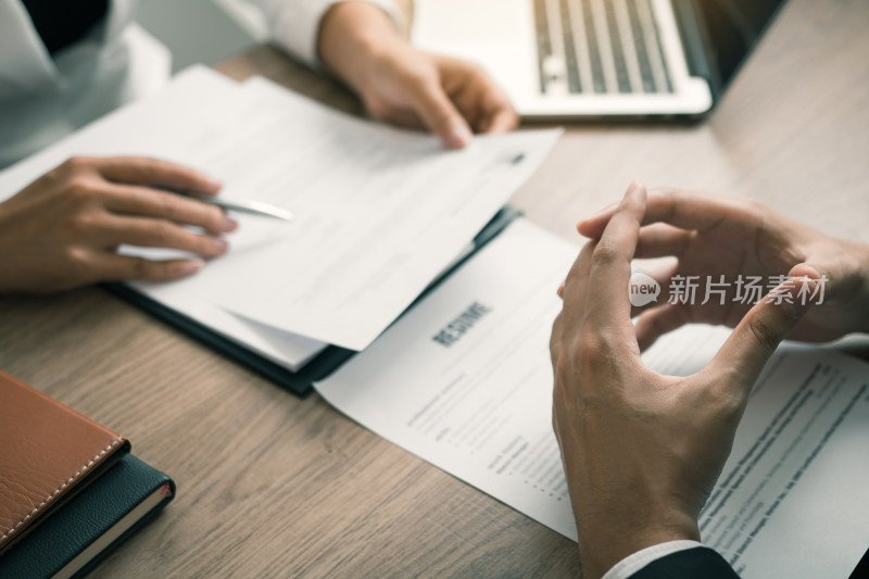 商务人士洽谈场景