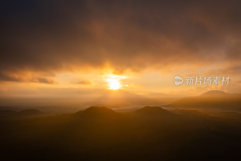 日出时分阳光照耀下的腾冲火山群