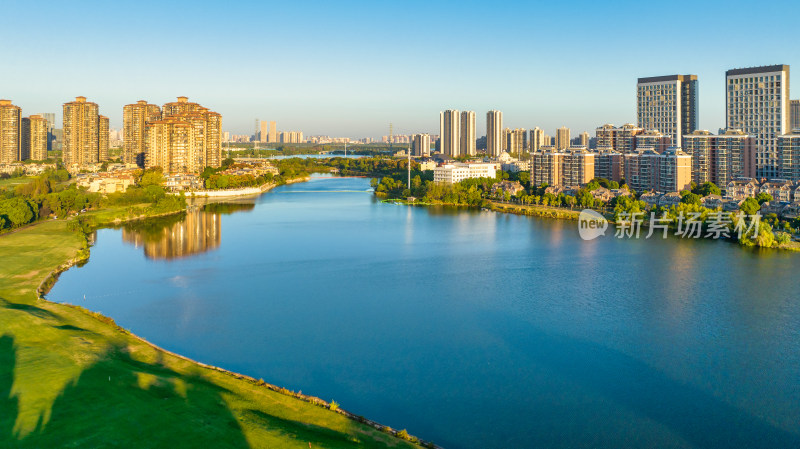 武汉金银湖高尔夫球场与湖边住宅小区