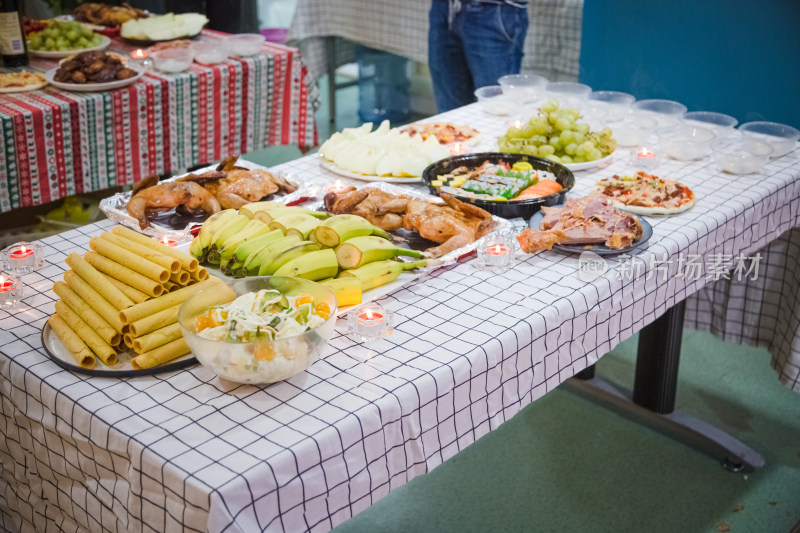 摆满美食的餐桌