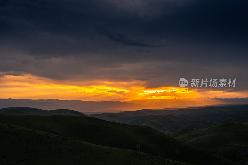 阿坝山脉日落天空