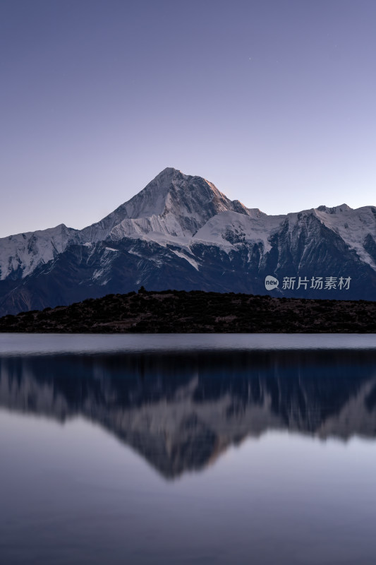 四川甘孜州高原里索海贡嘎雪山倒影映照冰湖