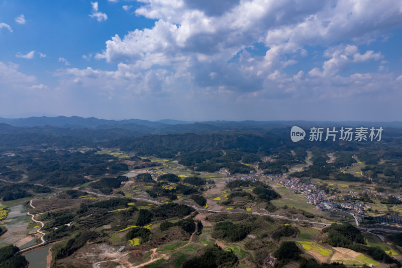 连绵起伏山川丘陵地貌航拍图