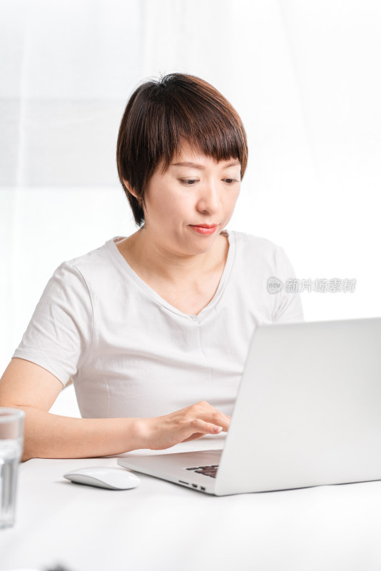 使用笔记本电脑办公学习的东方女性肖像