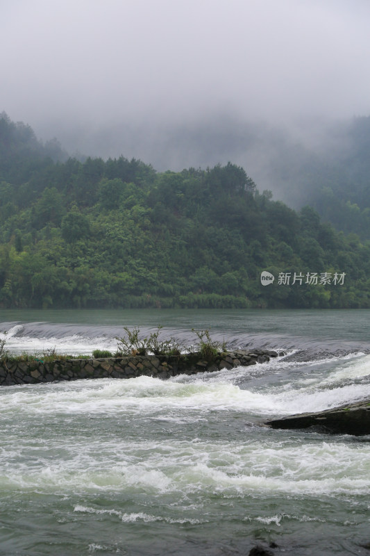 山间 溪流 河道 激流 云雾 雨