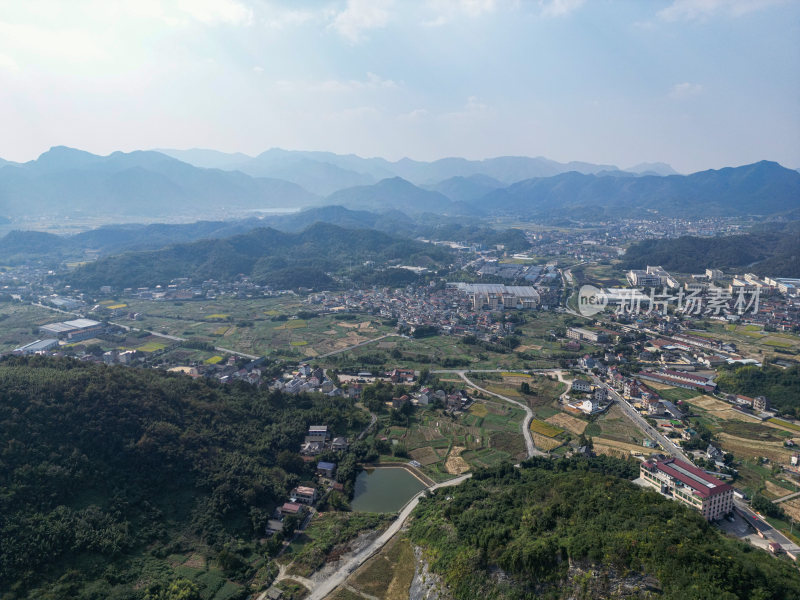 航拍蓝天白云下的青山河流村庄风光