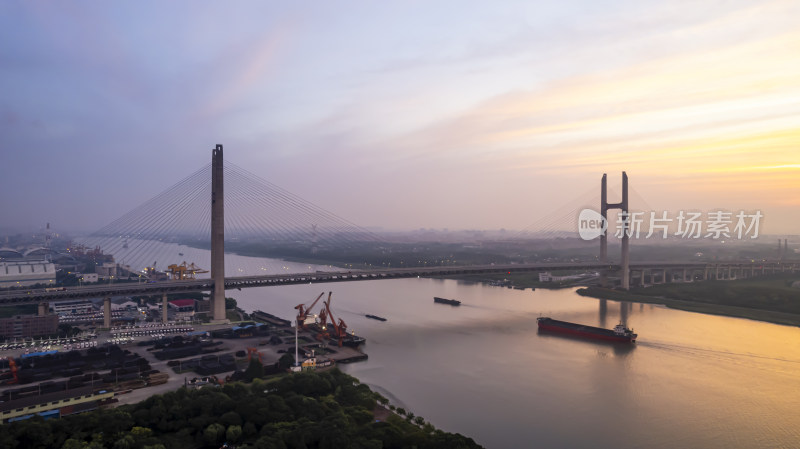 黄昏时跨江大桥航拍全景