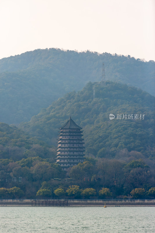 杭州钱塘江畔六合塔远景