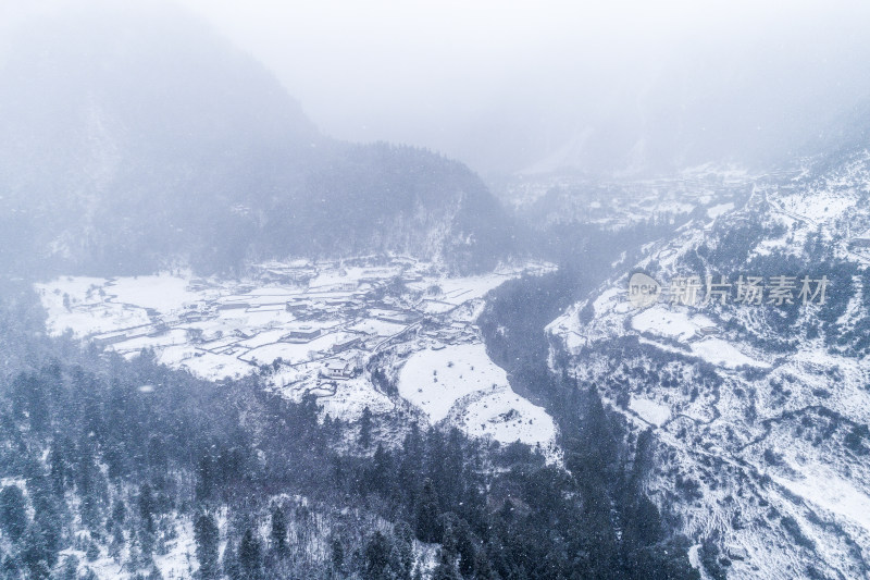 云南梅里雪山雨崩村雪景