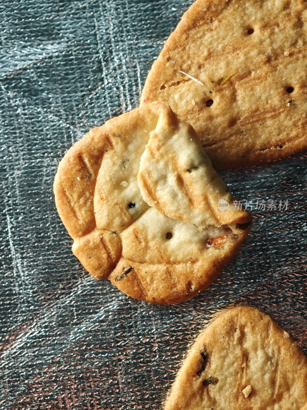 银色背景上放置着的美味饼干