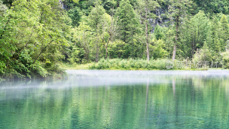 四川阿坝理县毕棚沟景区的清澈湖水