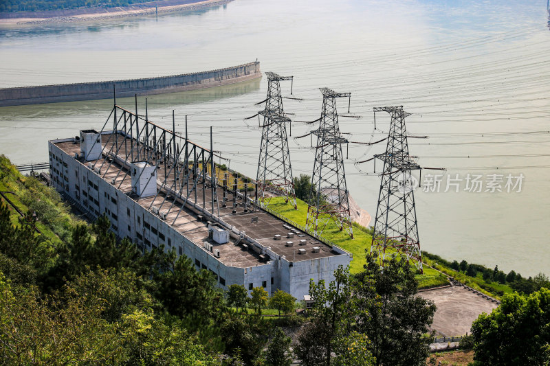 三峡大坝前的特高压电线输电塔