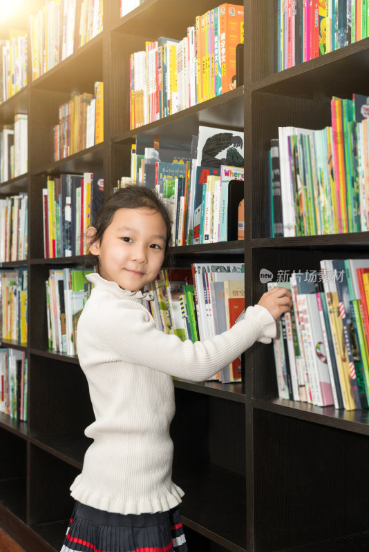 在图书馆认真读书的中国女孩