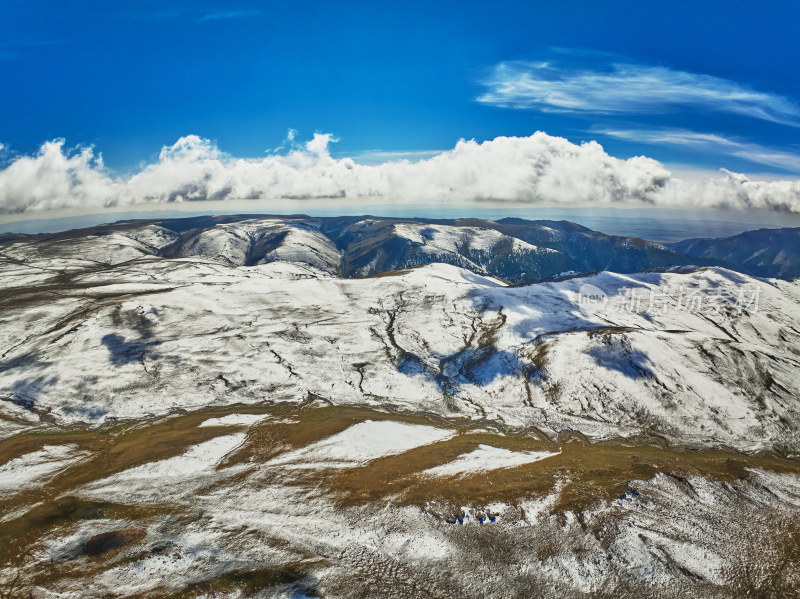 航拍雪山森林