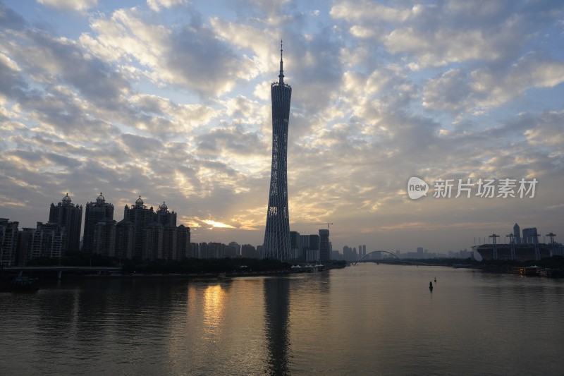 广州塔暮色中璀璨夜景的壮观景象