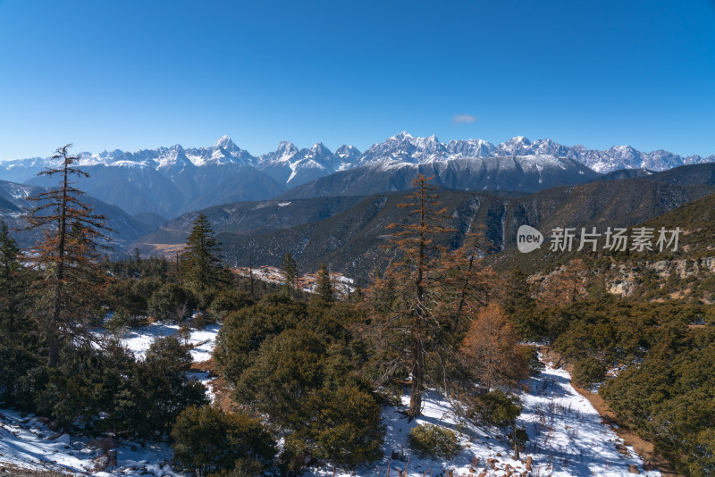 雪后的西藏芒康红拉山