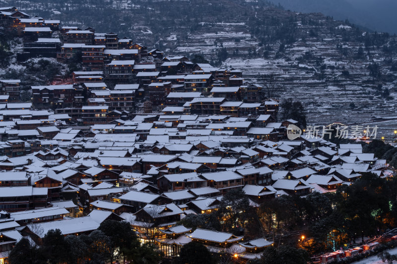 贵州黔东南苗族千户苗寨冬季蓝调夜景