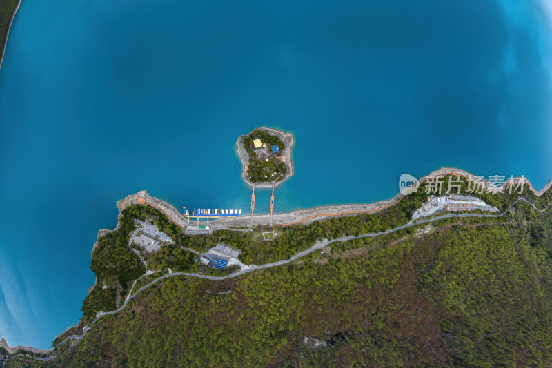 西藏林芝地区巴松错村庄神湖春色高空航拍