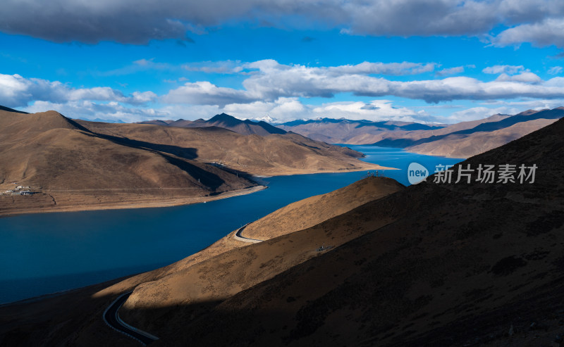 西藏山南地区湛蓝色的羊卓雍措