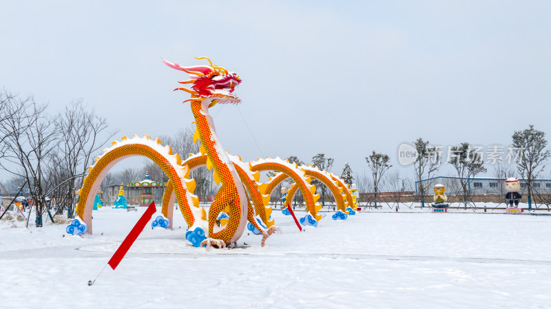 冬天下雪龙年灯会