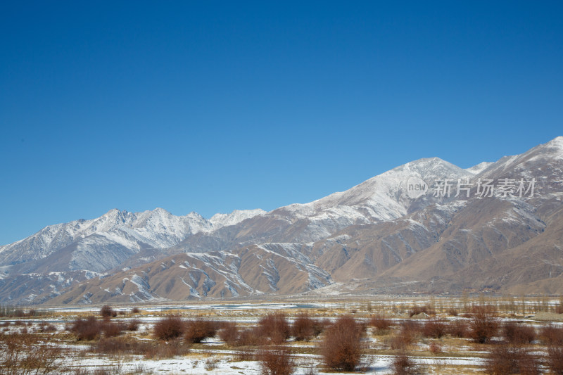 中国西藏冬季拉萨河雪景