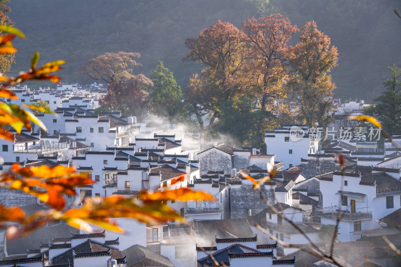 航拍江西婺源石城徽派建筑秋色枫叶村庄日出