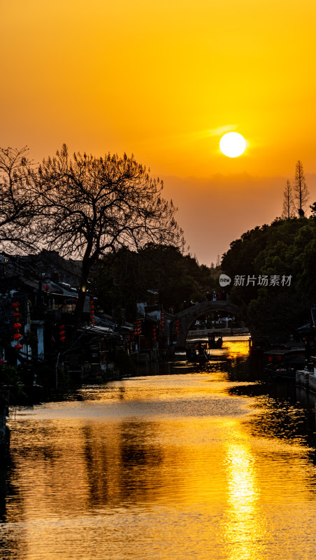 黄昏夕阳下的浙江嘉兴嘉善西塘古镇景观