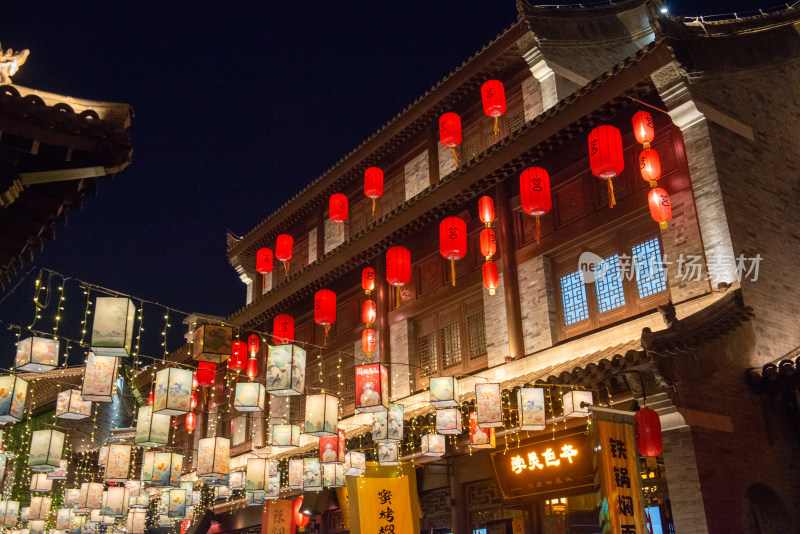 日照莒国古城夜景中式古建筑灯笼装饰