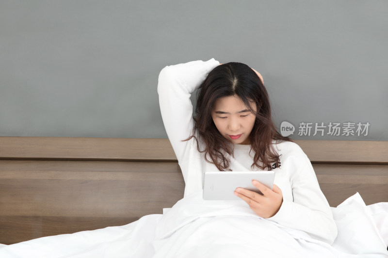 漂亮的东方女性在使用iPad