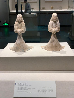 博物馆彩绘女陶俑展品