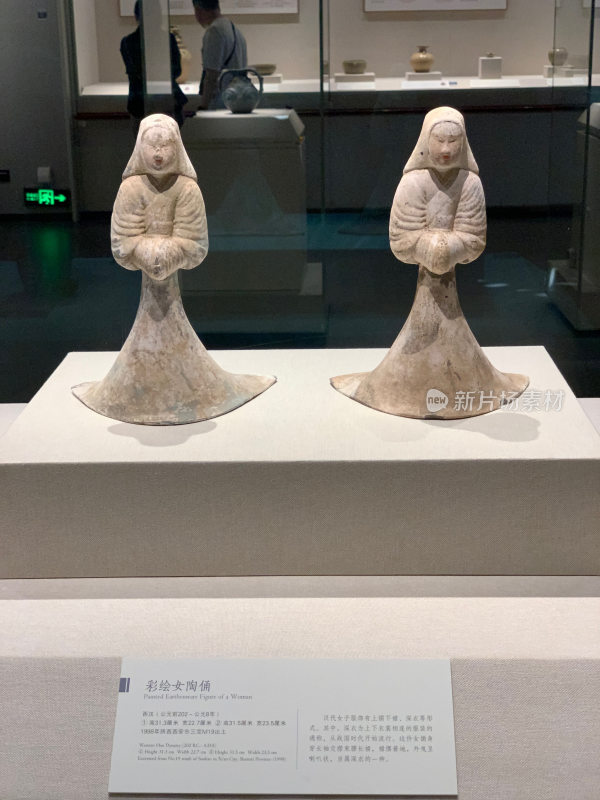 博物馆彩绘女陶俑展品